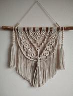 Muurdecoratie macramé met houten kralen. Sisters Forever., Ophalen of Verzenden, Nieuw