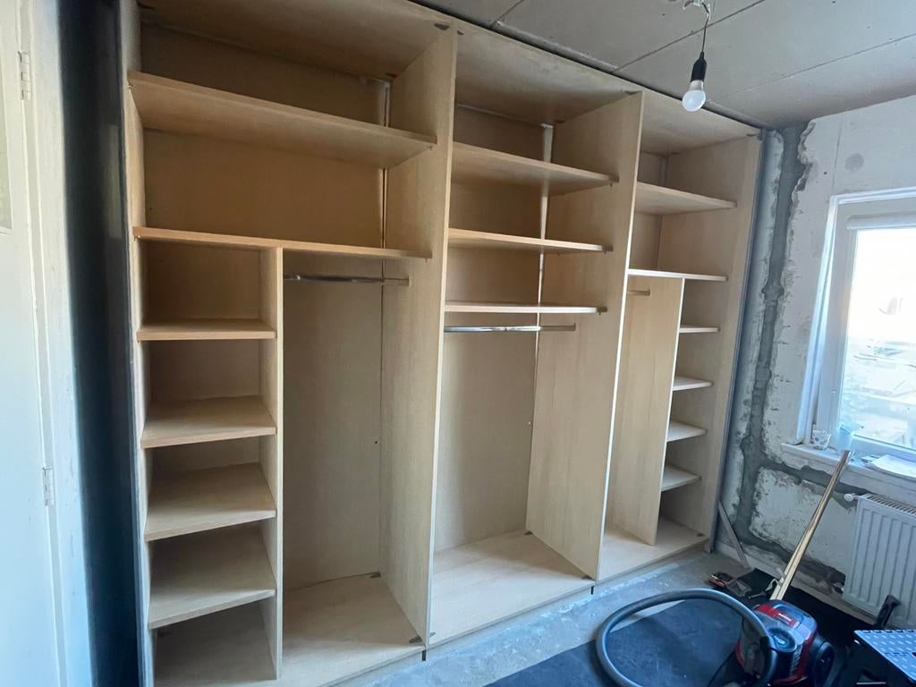 Grote kledingkast met drie schuifdeuren en spiegel 280 x 240, Huis en Inrichting, Kasten | Kledingkasten, Ophalen, Zo goed als nieuw