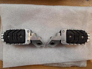 Gefreesde voetsteunen voor een BMW R 1250 GS beschikbaar voor biedingen