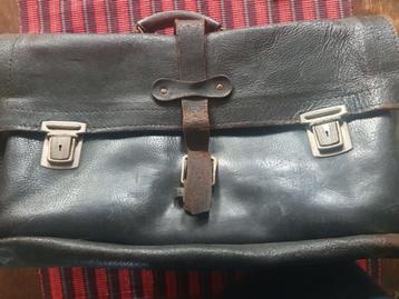 Oude leren werktas (zwart) beschikbaar voor biedingen