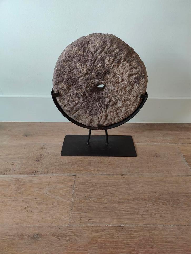 Oude molensteen op standaard, Huis en Inrichting, Woonaccessoires | Kransen, Gebruikt, Ophalen