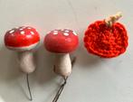 2 paddenstoelen stekers met houten knijper gehaakte pompoen, Ophalen of Verzenden, Zo goed als nieuw