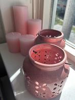 Roze windlichten met bijpassende roze kaarsen, Ophalen of Verzenden, Zo goed als nieuw, Overige materialen, Minder dan 25 cm