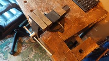 Bankschroef 115mm draaibaar en uitneembare bekken beschikbaar voor biedingen