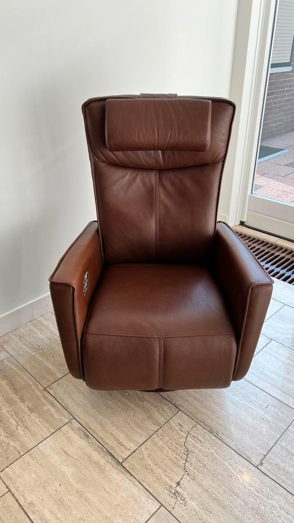 Prominent elektrische sta-op stoel fauteuil bruin leer, Huis en Inrichting, Fauteuils, Zo goed als nieuw, Leer, 50 tot 75 cm, Minder dan 75 cm
