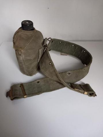 Militaire koppel en drinkfles. beschikbaar voor biedingen