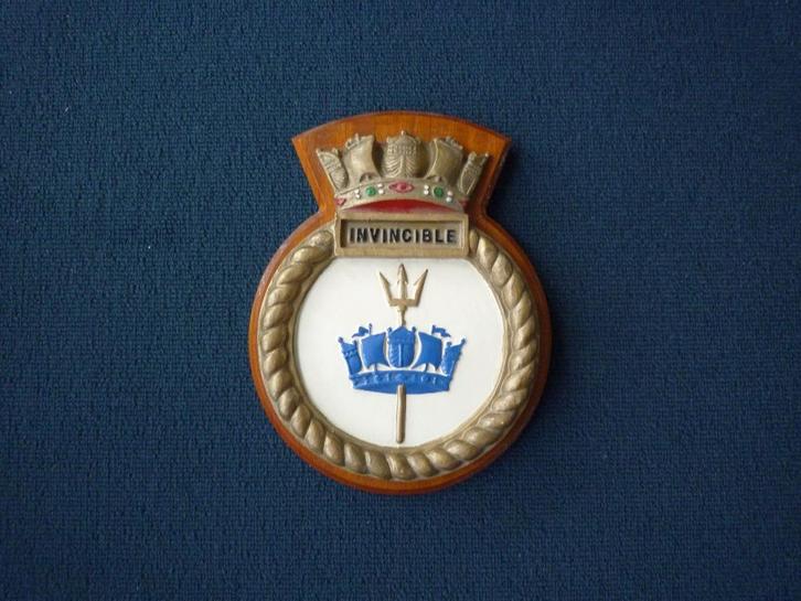 ROYAL NAVY SCHEEPSEMBLEEM  HMS INVINCIBLE, Verzamelen, Scheepvaart, Zo goed als nieuw, Overige typen, Motorboot, Ophalen of Verzenden