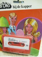 VINTAGE BARBIE CASSETTE  "BARBIE BIJ DE KAPPER" NIEUW, Verzamelen, Poppen, Ophalen of Verzenden, Nieuw, Overige typen