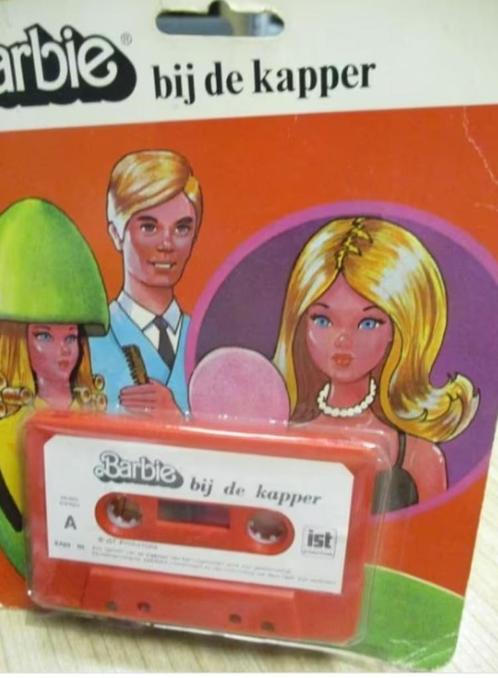 VINTAGE BARBIE CASSETTE  "BARBIE BIJ DE KAPPER" NIEUW, Verzamelen, Poppen, Nieuw, Overige typen, Ophalen of Verzenden