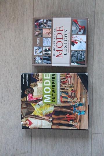 2x boek Dumonts kleine mode lexicon & Mode ontwerpers beschikbaar voor biedingen