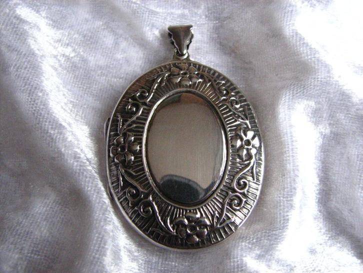 Prachtig Groot Ovaal Zilveren Medaillon met Bloemenrand, Sieraden, Tassen en Uiterlijk, Antieke sieraden, Hanger, Zilver, Verzenden