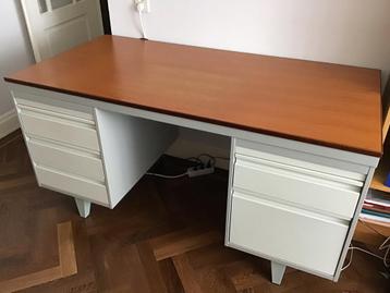 Metalen Ahrend bureau.