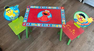 Leuke Bert en Ernie tafel en stoelen beschikbaar voor biedingen