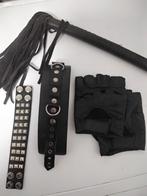 2 leren polsbanden   whip en vingerloze  handschoenen, Kleding | Heren, Ondergoed, Ophalen of Verzenden, Zwart