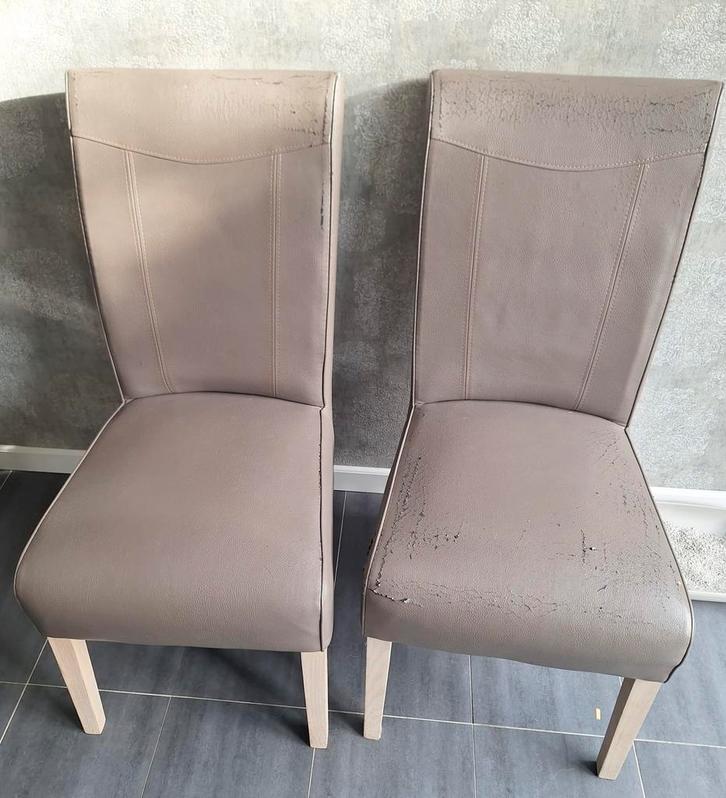 Gratis 2 gebruikte Eetkamerstoelen stoelen in de kleur taupe, Huis en Inrichting, Stoelen, Gebruikt, Twee, Hout, Bruin, Ophalen