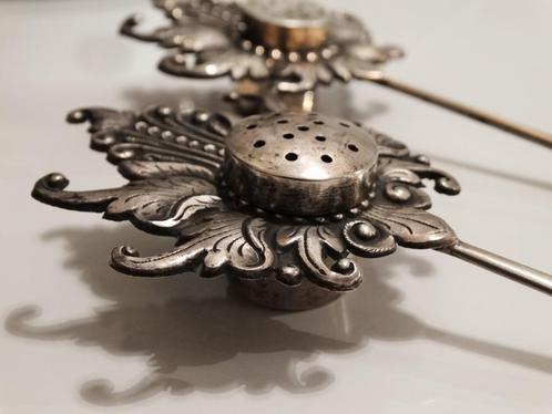 Twee bwg zilveren tafelstrooiers, bloemen met steel, Djokja, Antiek en Kunst, Antiek | Goud en Zilver, Zilver, Verzenden