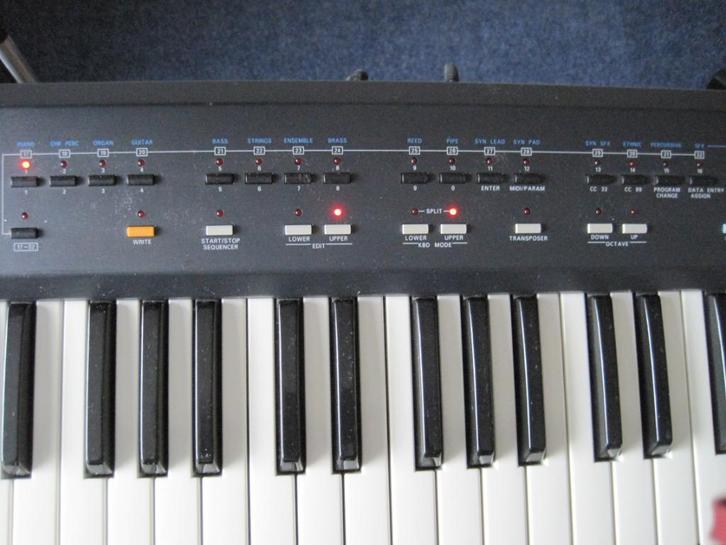 Roland A-30 met toebehoren, Muziek en Instrumenten, Keyboards, Gebruikt, 76 toetsen, Roland, Aanslaggevoelig, Met standaard, Midi-aansluiting