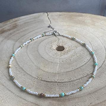 Dames witte kralen ketting rocailles met goud en turquoise  beschikbaar voor biedingen