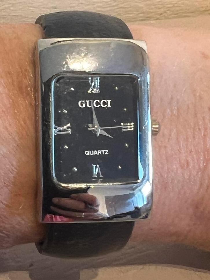Gucci horloge vintage, met klemband zilver zwarte leren band, Sieraden, Tassen en Uiterlijk, Horloges | Kinderen, Zo goed als nieuw