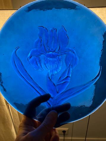 Kobalt blauw decoratief bord of schaal met iris beschikbaar voor biedingen