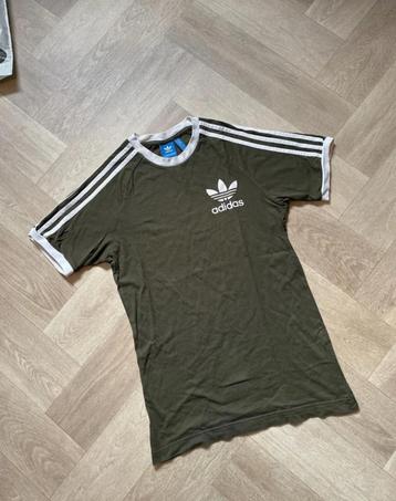 Dames t-shirt groen van Adidas beschikbaar voor biedingen