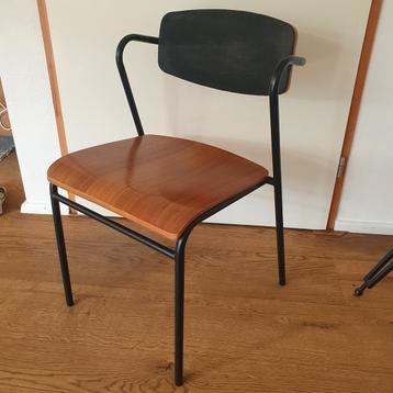 Kave Home - Zaha donkergrijze stoel in walnootfineer beschikbaar voor biedingen