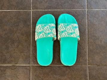 Leuke limegroene slippers maat 40 beschikbaar voor biedingen