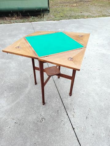 Speltafel met groen blad beschikbaar voor biedingen