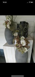 Twee bloempotten vazen met kunstboeket en zuilen, Tuin en Terras, Bloempotten, Ophalen, Zo goed als nieuw, Rond, Minder dan 25 cm