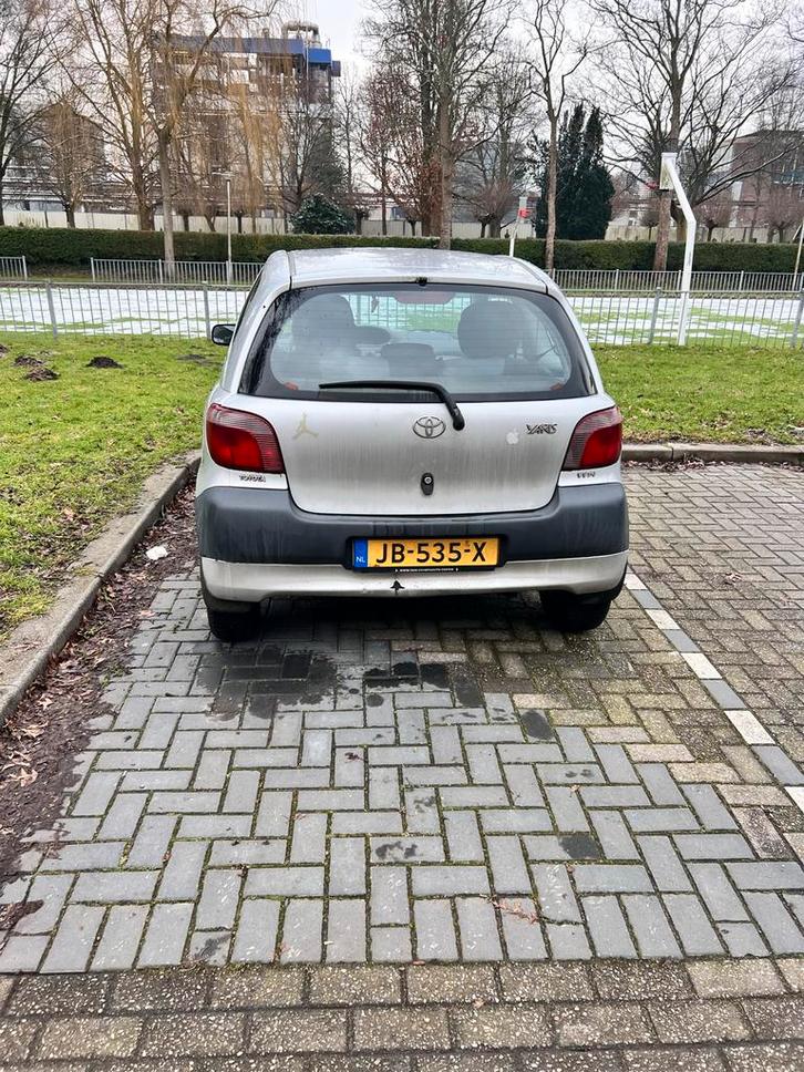 Toyota 2002 Grijs, Auto's, Toyota, Yaris, Benzine, Hatchback, Handgeschakeld, Geïmporteerd, Zilver of Grijs, Ophalen