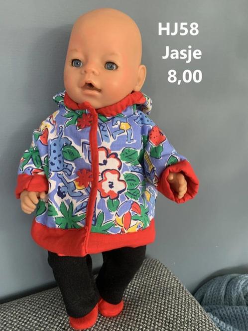 Poppenkleertjes baby pop jasje. Opbrengst KiKa., Kinderen en Baby's, Speelgoed | Poppen, Nieuw, Babypop, Ophalen