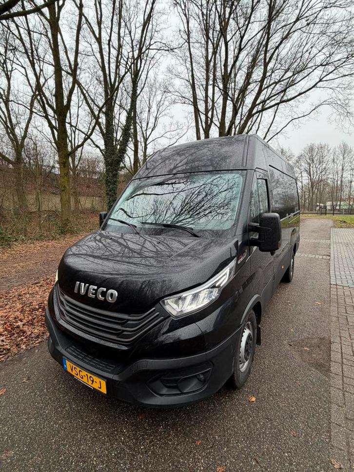 Iveco Daily 35S18 3.0D 130KW 2022 Zwart, Auto's, Bestelauto's, Bedrijf, Adaptive Cruise Control, Airbags, Airconditioning, Bluetooth