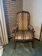 Antieke armstoel met houtsnijwerk, Ophalen