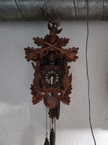 Antieke Koekoeksklok met Hertenkop beschikbaar voor biedingen
