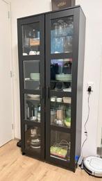 Hoge zwarte glazen vitrinekast, Huis en Inrichting, Kasten | Vitrinekasten, Ophalen, Met deur(en), Glas, 50 tot 100 cm