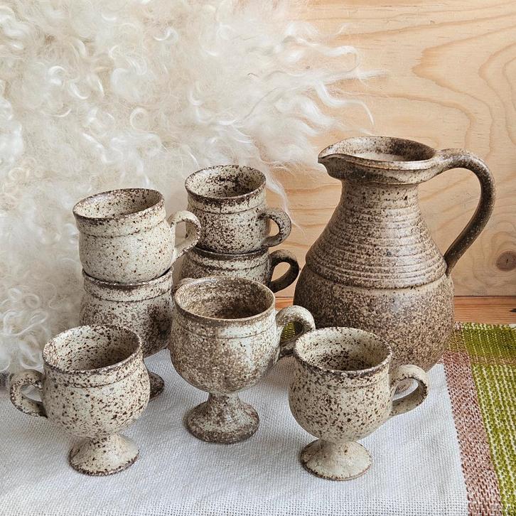 Vintage potterie kan met mokken drinkbekers, Huis en Inrichting, Keuken | Servies, Zo goed als nieuw, Kop(pen) en/of Schotel(s)