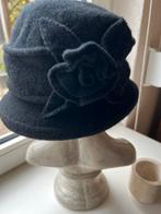 Elegant wollen hoedje  zwart met bloem, Kleding | Dames, Hoeden en Petten, Ophalen of Verzenden, Zo goed als nieuw, One size fits all
