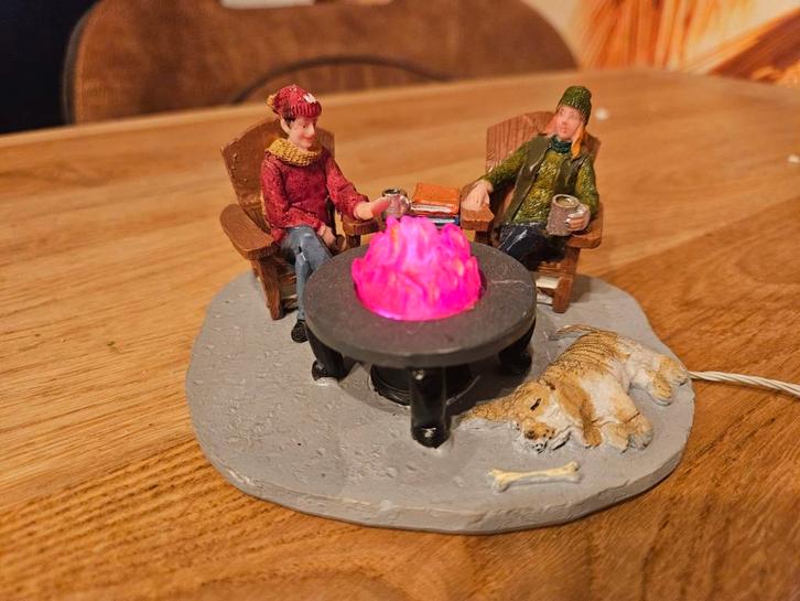 Lemax kerstdorp kerst item kampvuur hond mensen, Diversen, Kerst, Zo goed als nieuw, Ophalen