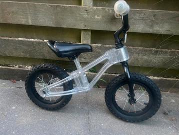 Zilveren loopfiets beschikbaar voor biedingen