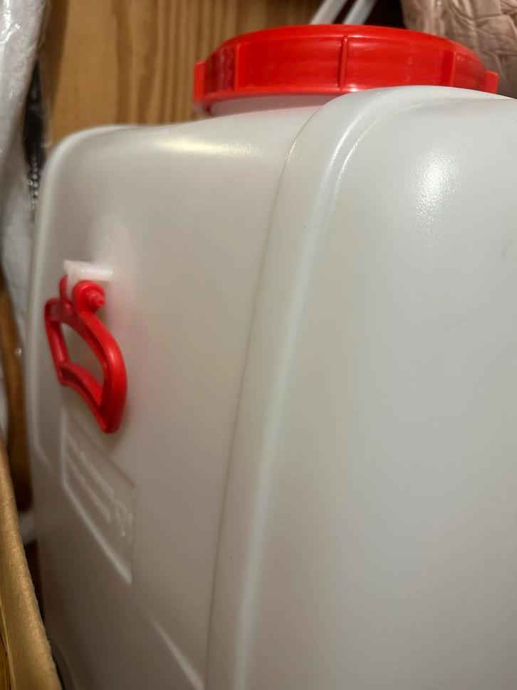 Nieuwe Watertank 110L met Kraan en Handvaten, Tuin en Terras, Regentonnen, Nieuw, Kunststof, 75 tot 150 liter, Met kraantje, Ophalen of Verzenden
