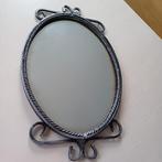 Zware spiegel met een prachtige bewerkte metalen lijst, Antiek en Kunst, Ophalen of Verzenden, Ovaal, Minder dan 50 cm