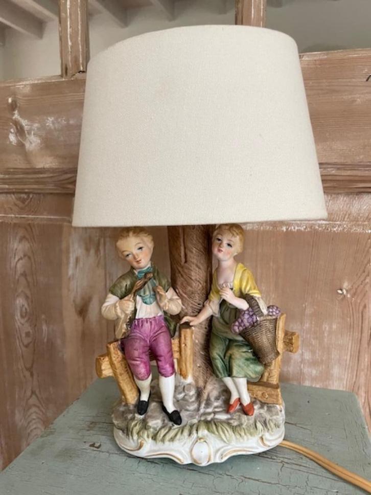 Vintage kitsch lamp / lamp met porselein beeld. Stel op bank, Antiek en Kunst, Curiosa en Brocante, Ophalen