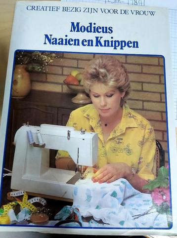 Modieus naaien en knippen 1983