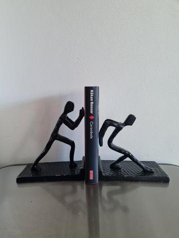 Zwart zware Metalen boekensteun van 2 abstract figuren Gilde beschikbaar voor biedingen