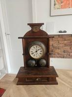 Tafel wekkerklok met notenhouten kast ca. 1900, gemerkt C.M., Verzenden