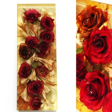 Boeket rozen / bloemen decoratie ingesloten in kunsthars 