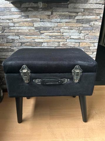 Poefje met opbergruimte - mist 1 schroef beschikbaar voor biedingen