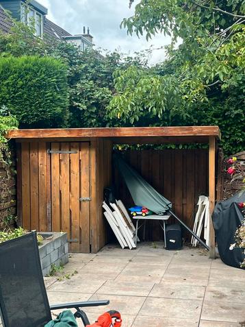 Houten schuurtje met afdak beschikbaar voor biedingen