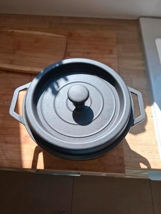 Dutchoven 24cm gietijzer ook de knop goede staat, Huis en Inrichting, Keuken | Potten en Pannen, Gebruikt, Koekenpan of Braadpan