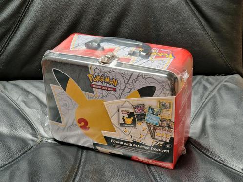 pokemon celebrations treasure chest tin gesealed, Hobby en Vrije tijd, Verzamelkaartspellen | Pokémon, Zo goed als nieuw, Overige typen